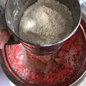 低筋面粉过筛加入到黄油中