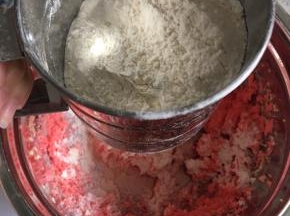 低筋面粉过筛加入到黄油中