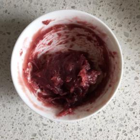 入微波炉中高火叮1分钟，接着取出搅拌，然后再盖上保鲜膜入微波炉叮半分钟，取出放一旁备用