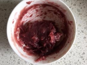 入微波炉中高火叮1分钟，接着取出搅拌，然后再盖上保鲜膜入微波炉叮半分钟，取出放一旁备用