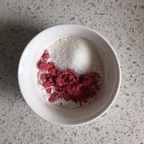 糯米粉、玉米淀粉、树莓粉、细砂糖混合