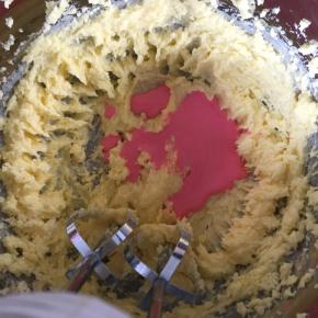 淡奶油滴入红色色素，搅拌均匀后，分三次加入打发的黄油中，每一次都需要打发至黄油和淡奶油完全融合