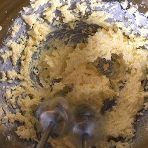 黄油室温软化，加入细砂糖打发均匀