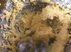 黄油室温软化，加入细砂糖打发均匀