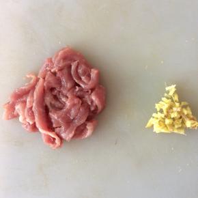 猪肉切片，姜切末备用。