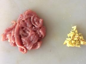猪肉切片，姜切末备用。