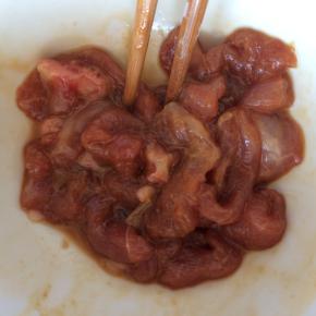 猪肉用淀粉糊、少许酱油腌制20分钟。