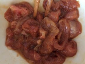 猪肉用淀粉糊、少许酱油腌制20分钟。