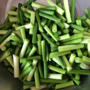 蒜薹清洗干净，切小段。
