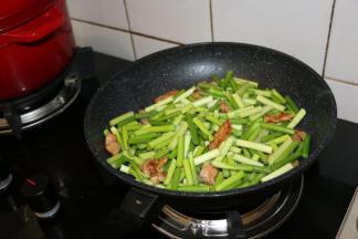 放入蒜薹翻炒，撒盐调味。