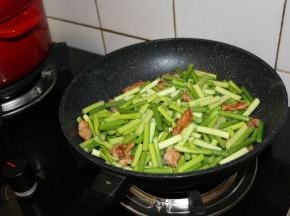 放入蒜薹翻炒，撒盐调味。
