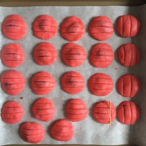 压成扁圆形，放入铺了油纸的烤盘中，用牙签先横着压出三条纹