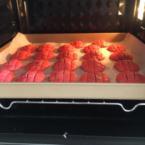 烤箱提前预热，180度，上下火，烤15分钟