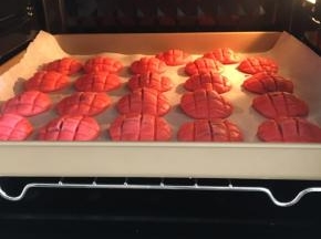烤箱提前预热，180度，上下火，烤15分钟