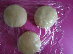 面团分成三份，揉圆静置5至10分钟，根据室温自行调节。