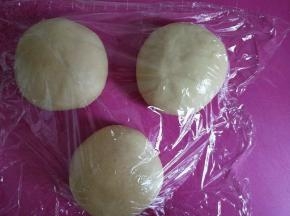 面团分成三份，揉圆静置5至10分钟，根据室温自行调节。