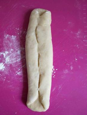 两边向中间折，接口位置稍微捏拢。