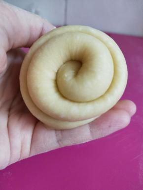 从上往下卷起来，收口要捏紧，卷2.5圈左右为宜。