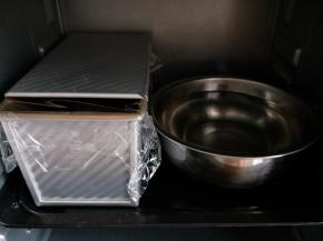 蒙上保鲜膜，旁边放一盆热水放入烤箱进行发酵，一般发酵一个小时左右。