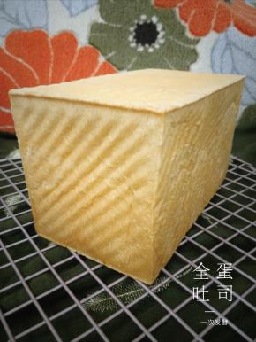 预热烤箱，180度中下层烤40分钟左右。烤完立刻取出，轻震模具脱模倒扣，放至温热放入保鲜袋储存，待凉后再切片。