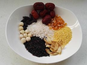 原料：玉米、莲子、黑花生、黑米、大黄米、糯米、灰枣、百合。