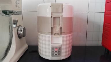 把不锈钢容器放入机体内，盖上盖，两边扣上。插上电源，按定时键6次，灯10、20、30都亮，表示煮粥时间为60分钟。