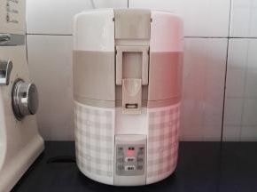 把不锈钢容器放入机体内，盖上盖，两边扣上。插上电源，按定时键6次，灯10、20、30都亮，表示煮粥时间为60分钟。