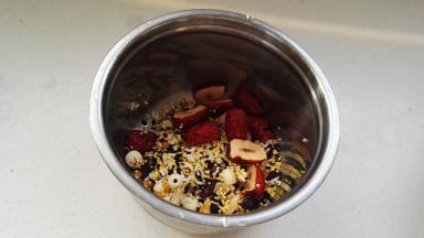 把原料分别淘洗干净，全部放进最大的不锈钢容器中，加入适量水。饭盒机体内加水至最高水位线以下。