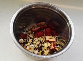 把原料分别淘洗干净，全部放进最大的不锈钢容器中，加入适量水。饭盒机体内加水至最高水位线以下。