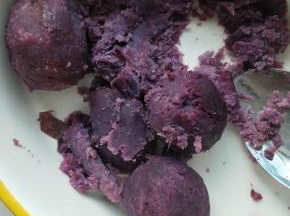 紫薯蒸熟用勺子压碎