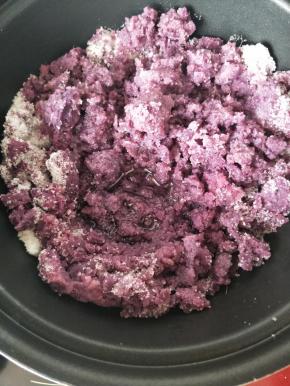 加入植物油慢火炒。