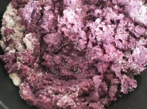 加入植物油慢火炒。