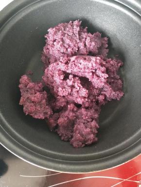 炒到紫薯水份收干变浓稠加入熟面粉继续翻炒
