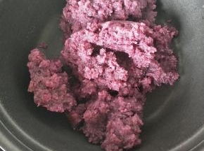 炒到紫薯水份收干变浓稠加入熟面粉继续翻炒
