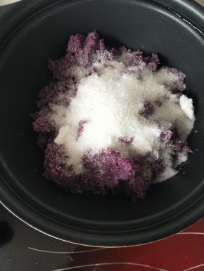 倒入不粘锅加入白糖慢炒。