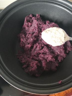 炒到紫薯水份收干变浓稠加入熟面粉继续翻炒