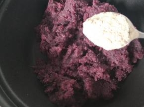 炒到紫薯水份收干变浓稠加入熟面粉继续翻炒