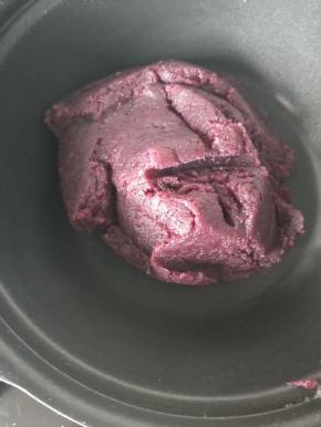 翻炒到紫薯馅成团，不会粘锅的状态就可以关火