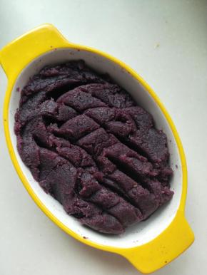 刚炒好的馅料很烫放入容器中摊开容易凉凉。