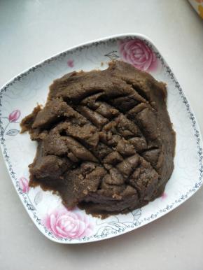 刚炒好的馅料很烫放入容器中摊开容易凉凉。绿豆同样做法炒馅料。方法参考清凉一夏绿豆糕的做法