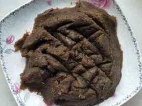 刚炒好的馅料很烫放入容器中摊开容易凉凉。绿豆同样做法炒馅料。方法参考清凉一夏绿豆糕的做法