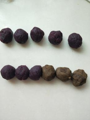 我做了两种一种原味，一种双味。原味的我养了30克的馅料，模具50克，双味的紫薯和绿豆馅每个30克。用65克模具。