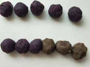 我做了两种一种原味，一种双味。原味的我养了30克的馅料，模具50克，双味的紫薯和绿豆馅每个30克。用65克模具。