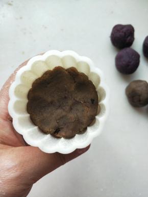 ，月饼模具清洗干净，挑选自己喜欢的花型，放点熟面粉防粘，原味的一次性放入馅料压出花纹即可。