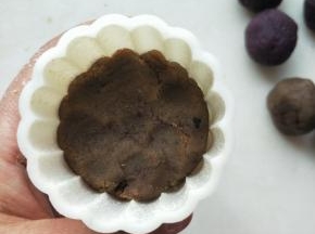 ，月饼模具清洗干净，挑选自己喜欢的花型，放点熟面粉防粘，原味的一次性放入馅料压出花纹即可。