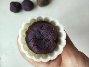 双味双色的先放一种，后再加一种，比如先放绿豆馅再加紫薯馅，