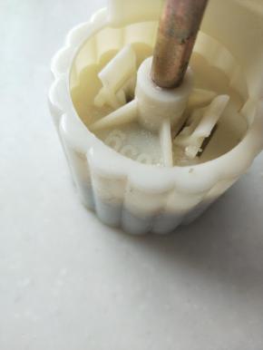 磨具用力下压即可。