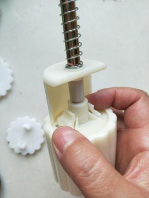 手指按住模具上的剥离爪姜花片弹出就可以随意调换花片。