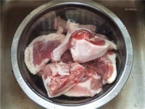 买来的鸭腿让商家直接切成了大块。