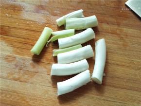 葱切段；